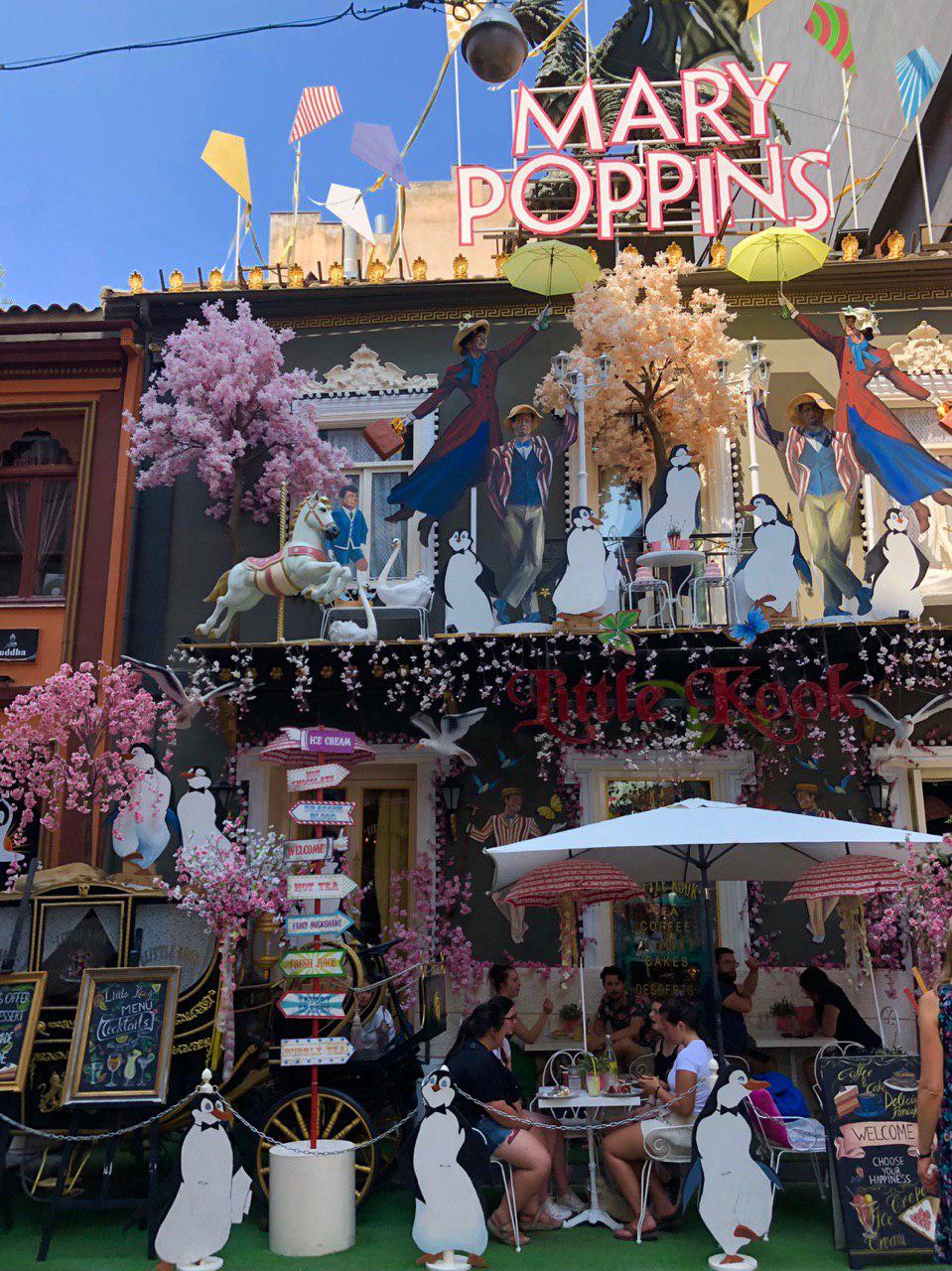 کافه محلی یونان با دکور داستان مشهور mary poppins